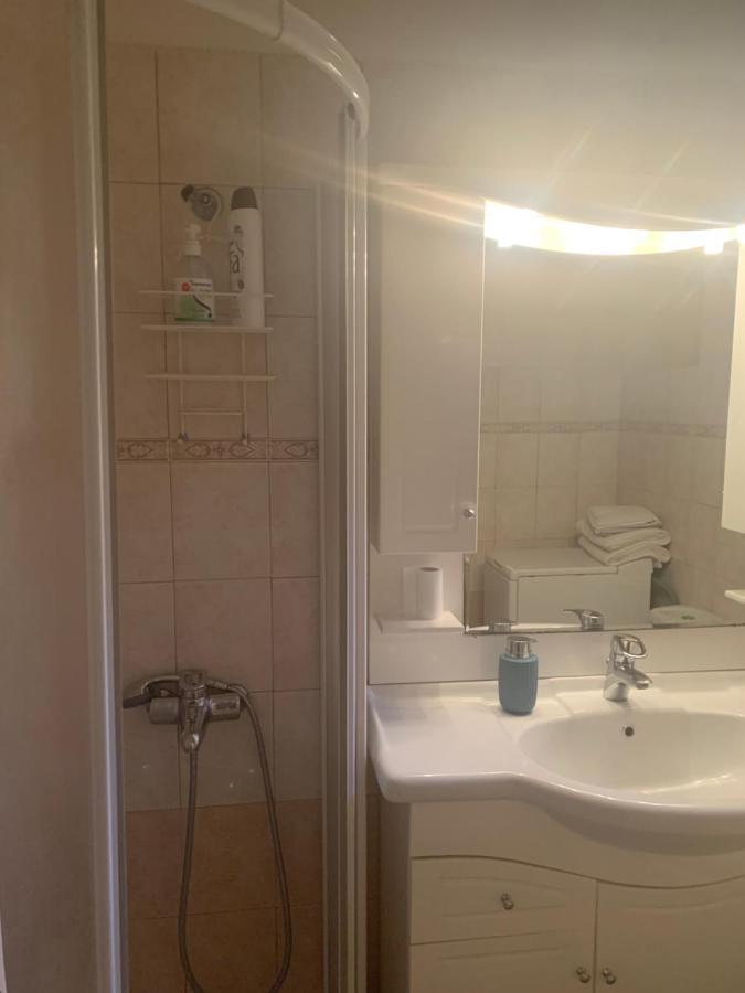 Awesome 3' From Metro Apartment *